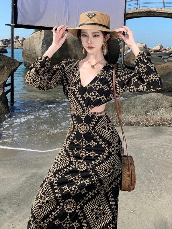 Long sleeve halter V-neck embroidery dress