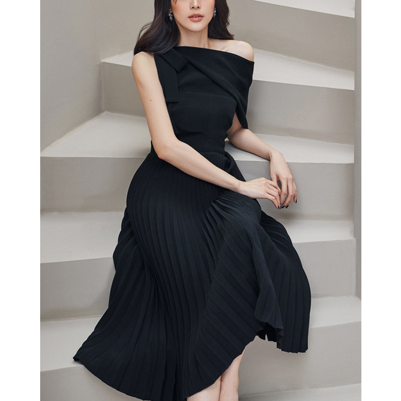 Pleated long black sloping shoulder niche lapel dress