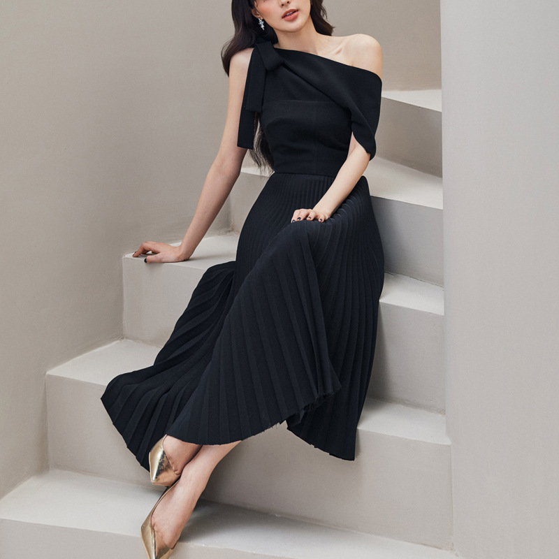 Pleated long black sloping shoulder niche lapel dress