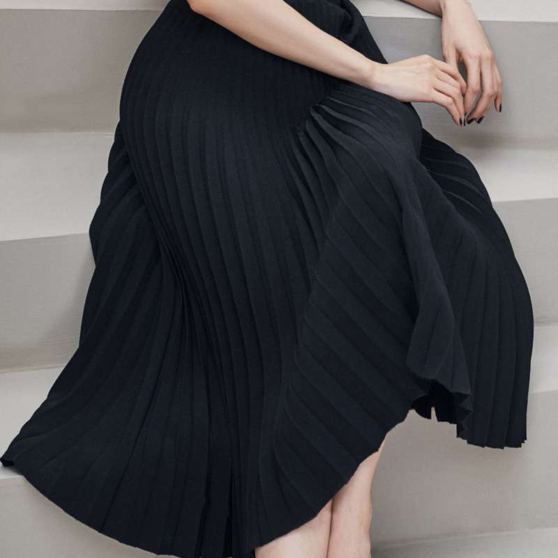 Pleated long black sloping shoulder niche lapel dress