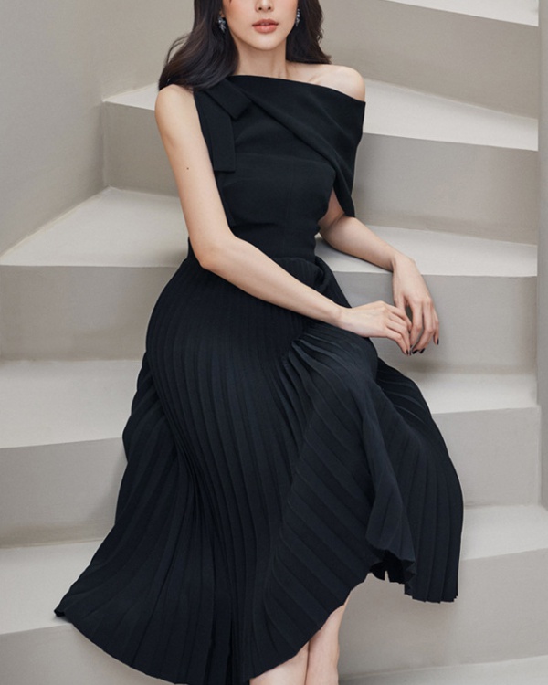 Pleated long black sloping shoulder niche lapel dress