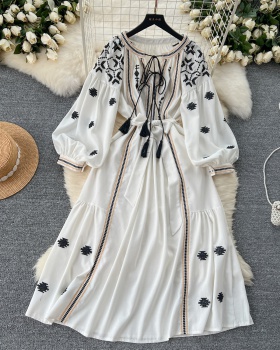 Long sleeve vacation lantern pinched waist embroidery dress