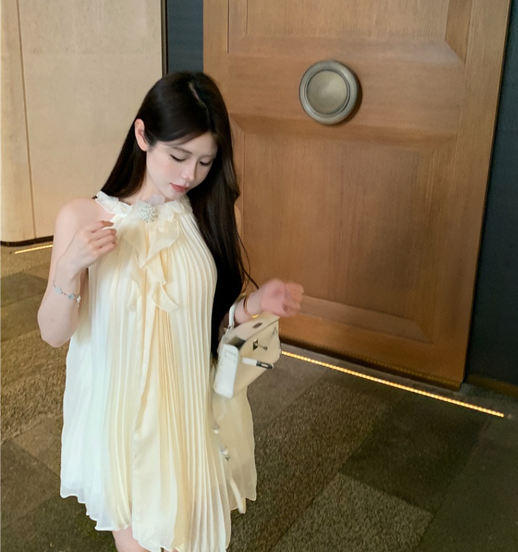 Sleeveless brooch white dress for women