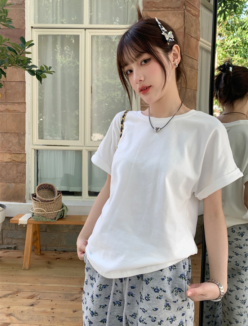 Round neck white T-shirt wears outside slim tops