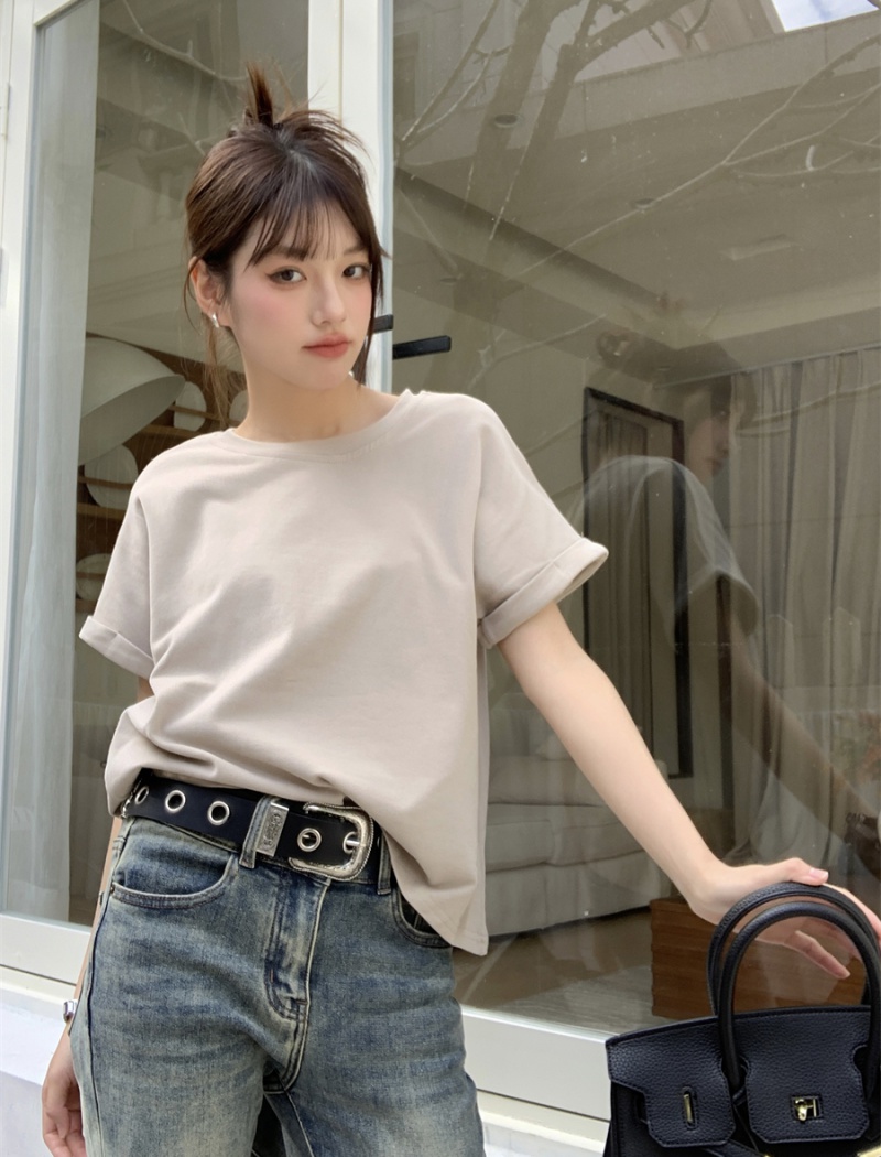 Round neck white T-shirt wears outside slim tops