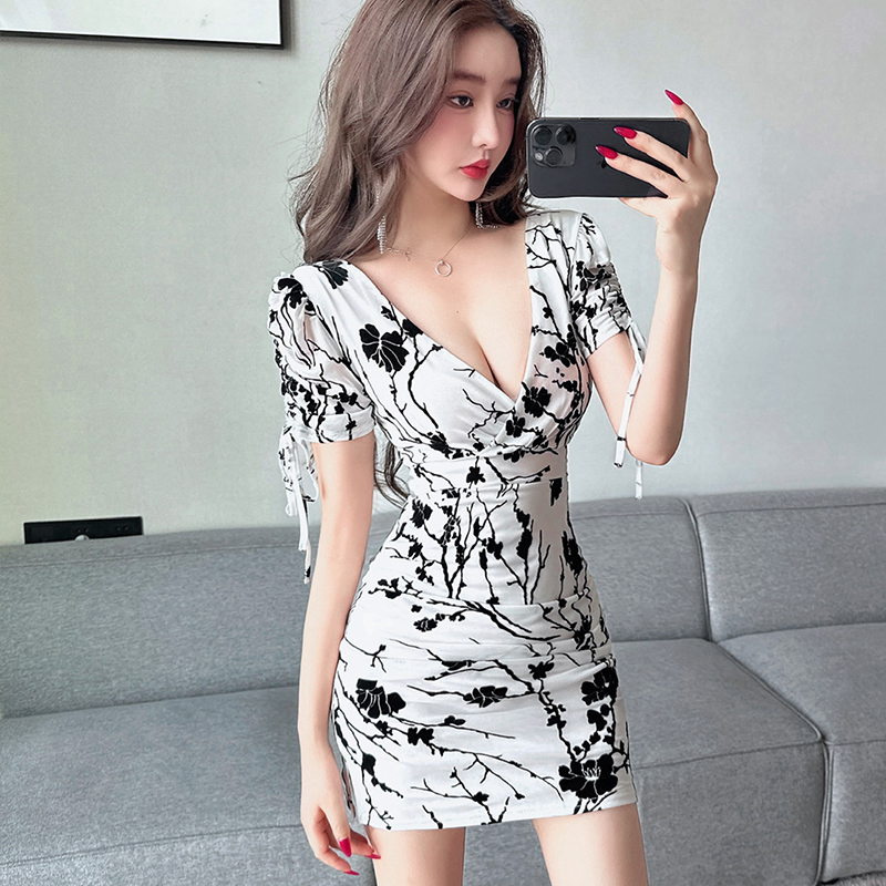 V-neck low collar T-back pinched waist dress