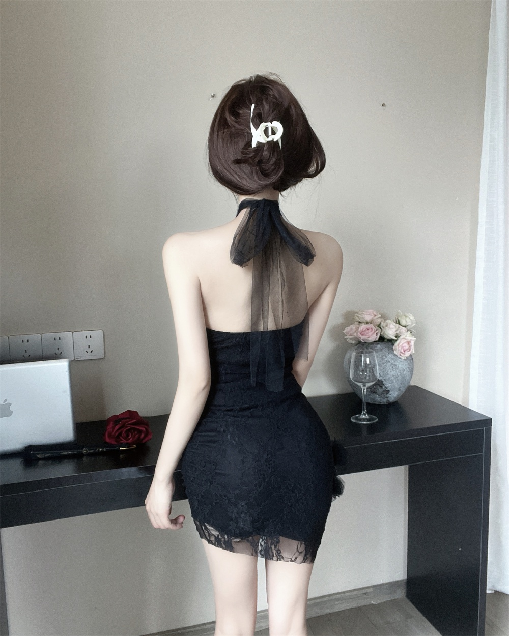 Lace halter pinched waist package hip dress