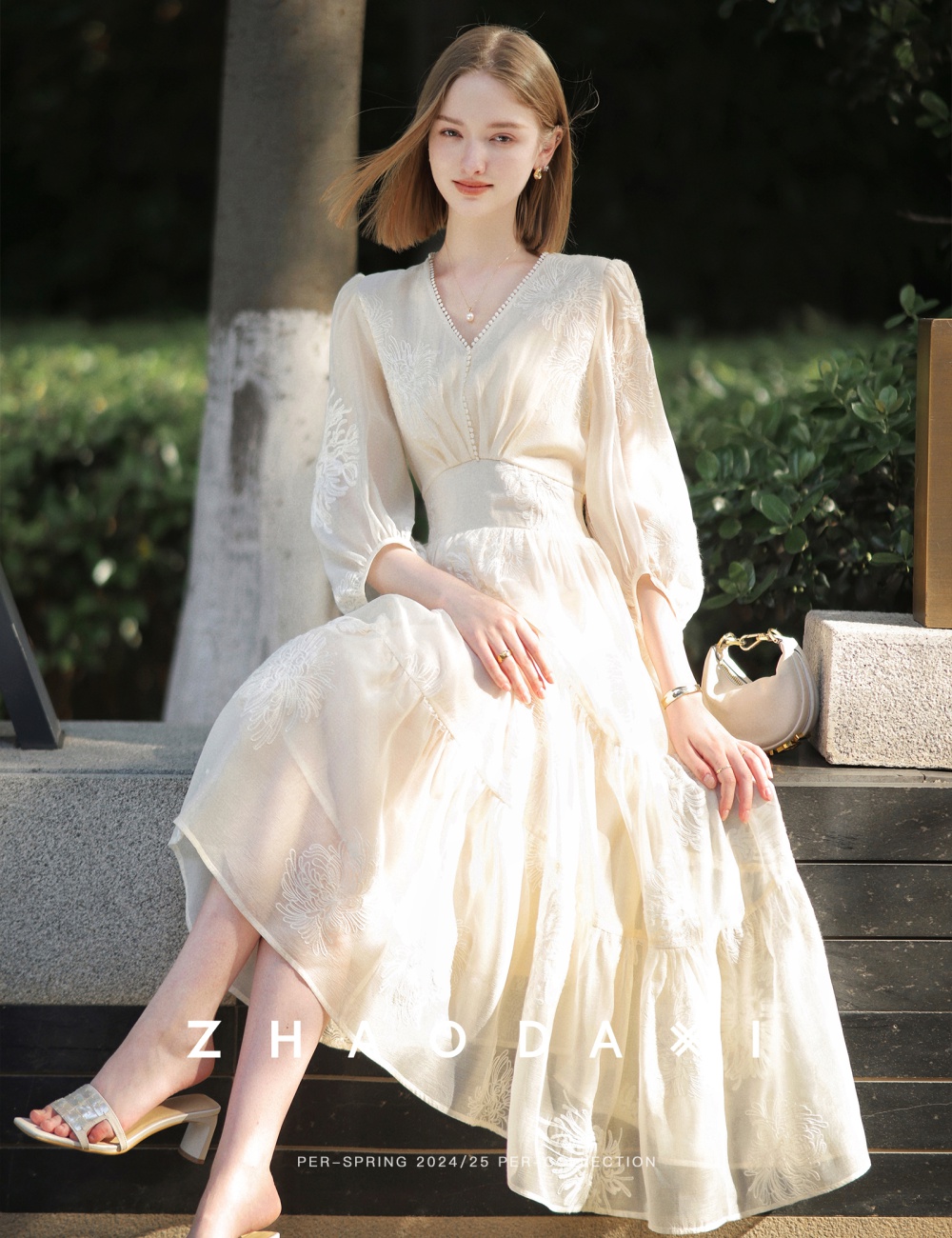 Embroidery lantern sleeve V-neck embroidered dress