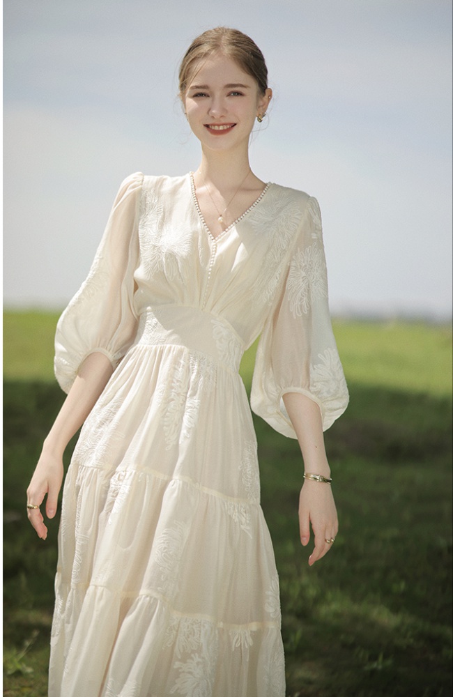 Embroidery lantern sleeve V-neck embroidered dress