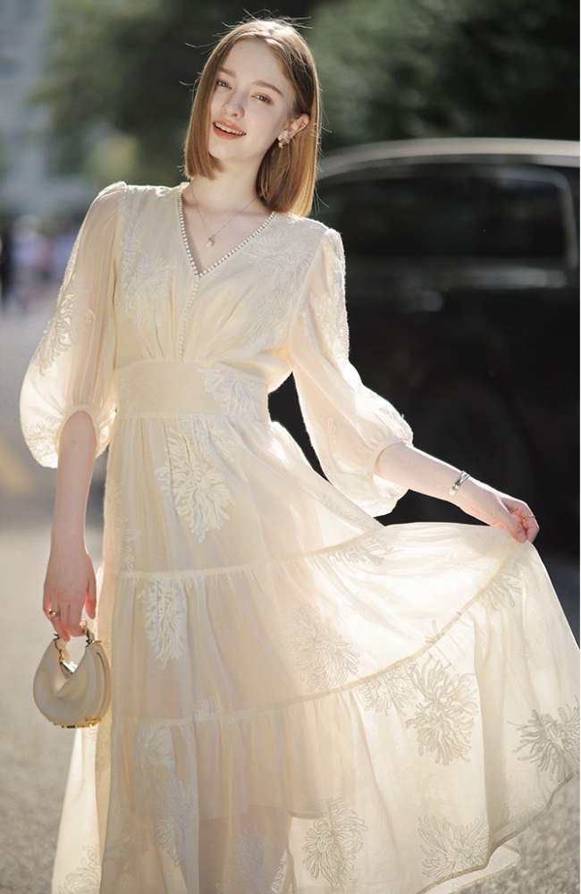 Embroidery lantern sleeve V-neck embroidered dress