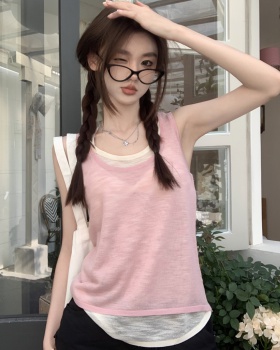 Wears outside sleeveless small sling Casual tops