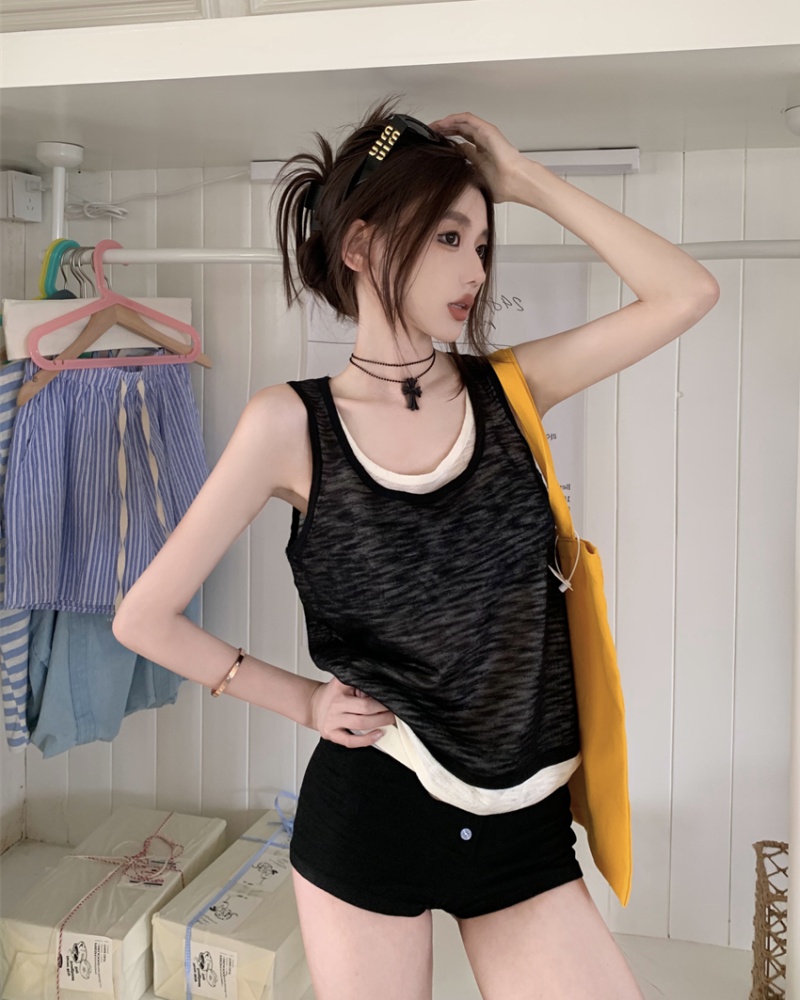 Wears outside sleeveless small sling Casual tops