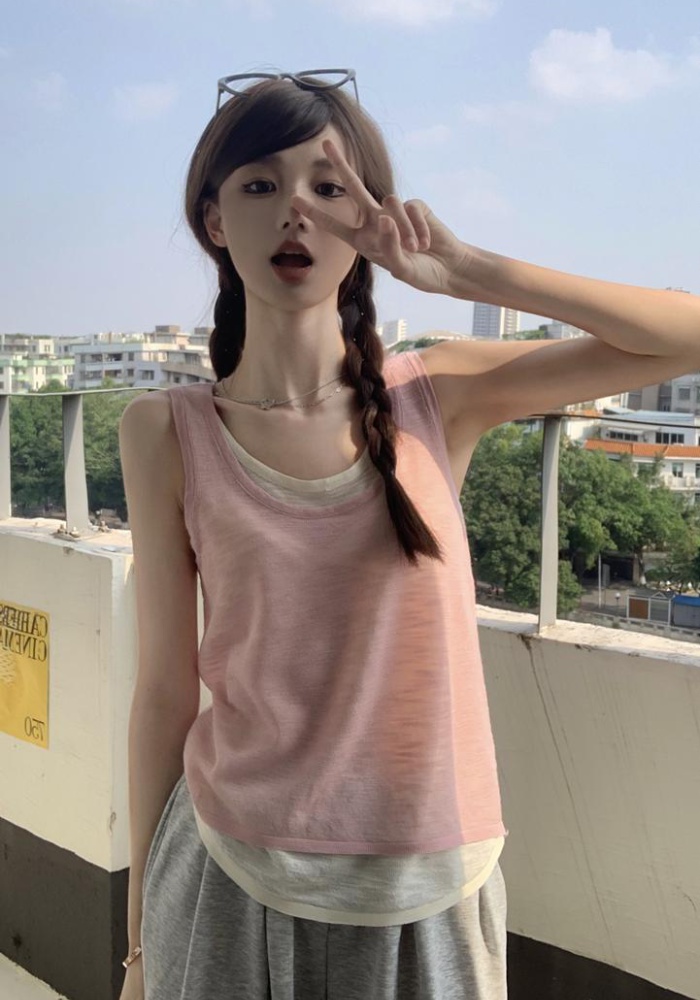 Wears outside sleeveless small sling Casual tops