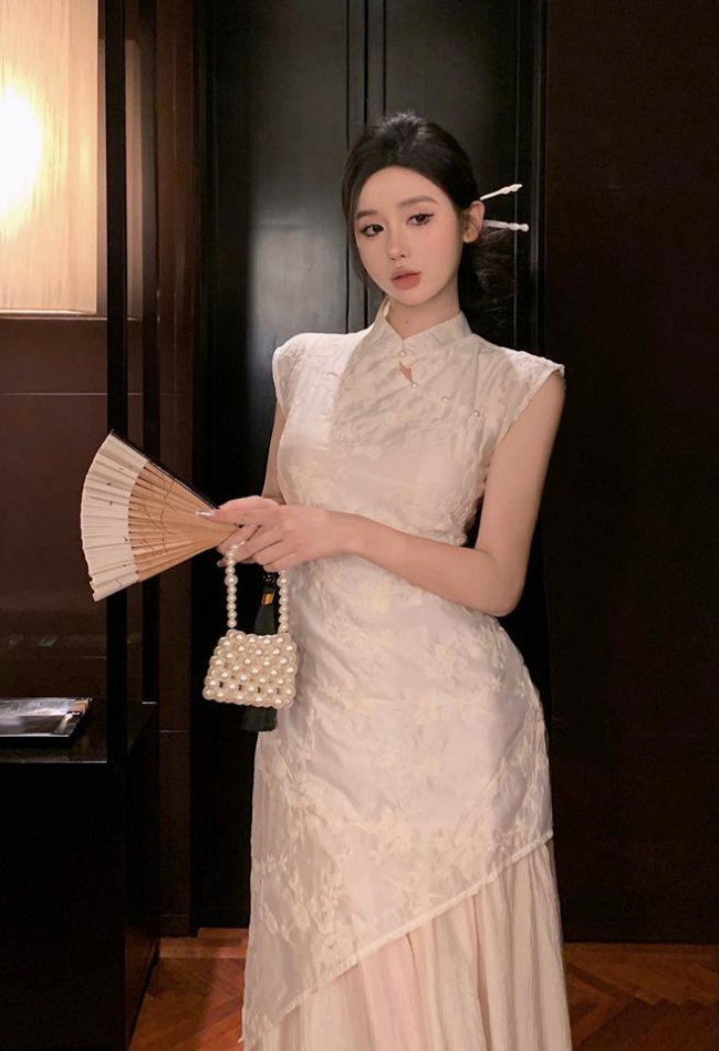 Embroidery cstand collar pinched waist dress