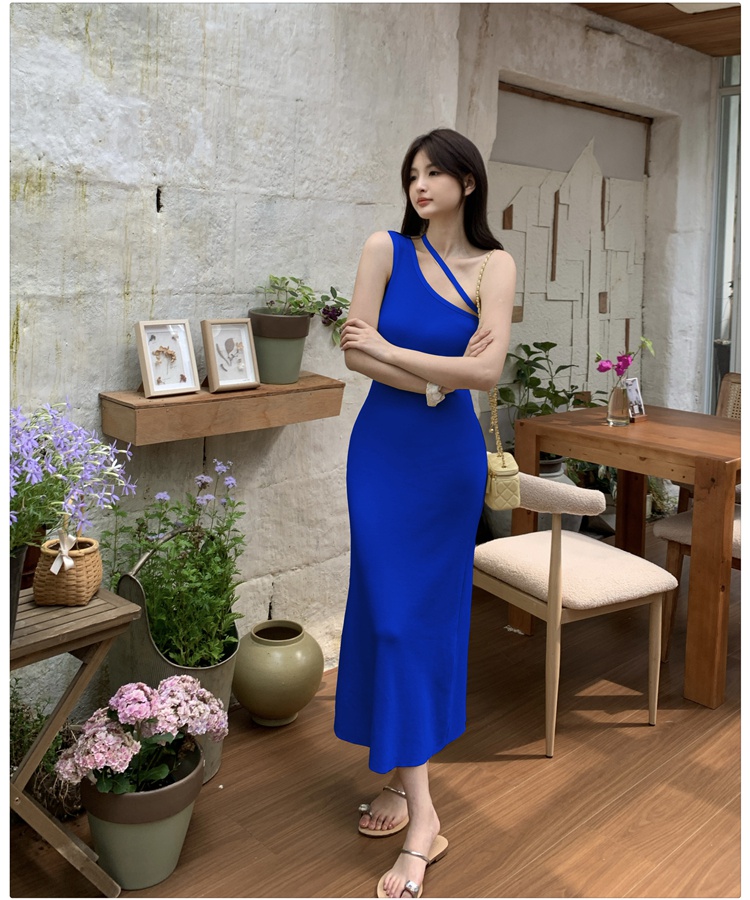 Knitted sloping shoulder enticement dress for women