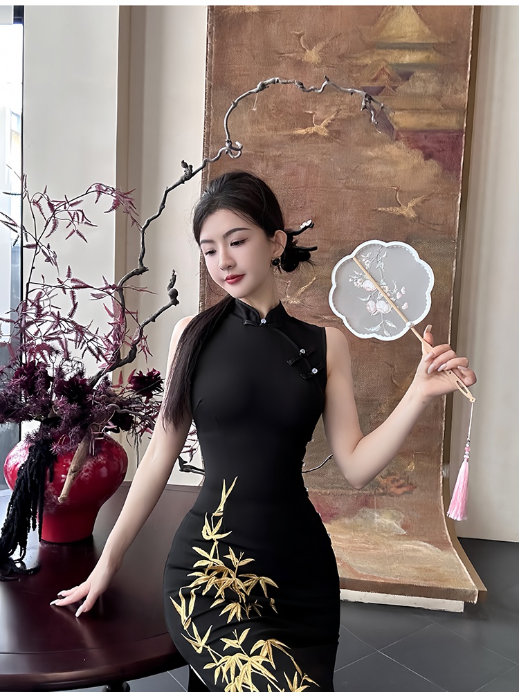 Package hip long cheongsam embroidery dress for women