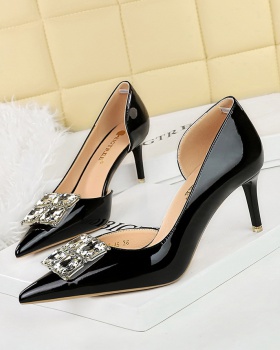 Pointed patent leather shoes for women