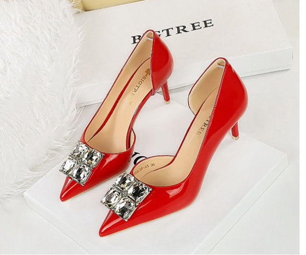 Pointed patent leather shoes for women