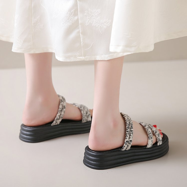 Thick crust summer slippers wears outside sandals for women