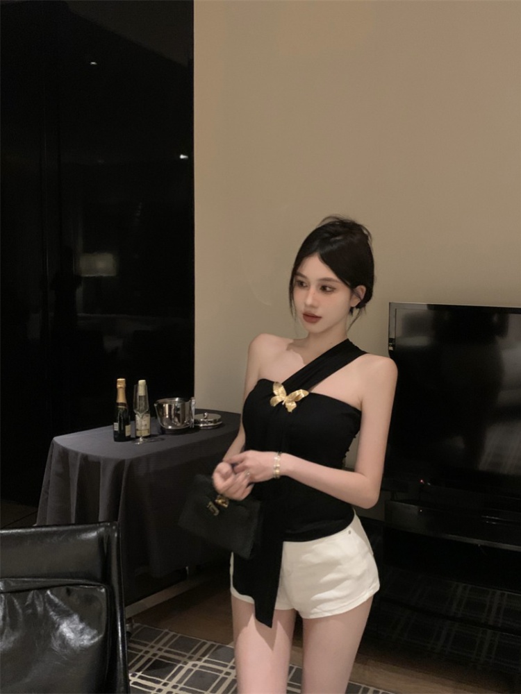 Sloping shoulder gold tops butterfly brooch