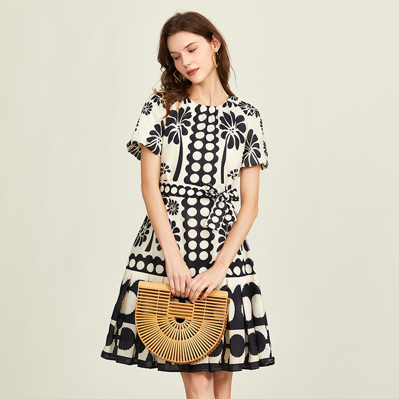 Classic summer lantern sleeve pinched waist dress