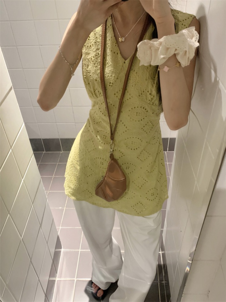 Sleeveless pinched waist embroidery shirt hollow long tops