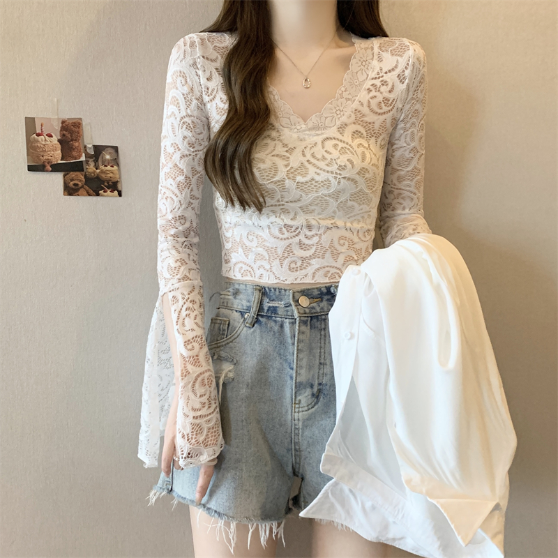 Long sleeve lace V-neck bottoming shirt