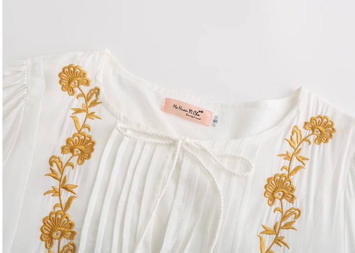 Niche loose embroidery dress