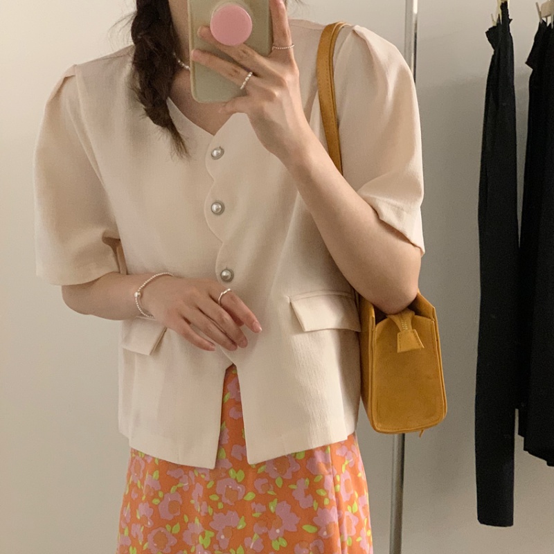 Short niche wavy edge tops chanelstyle pearl buckle coat