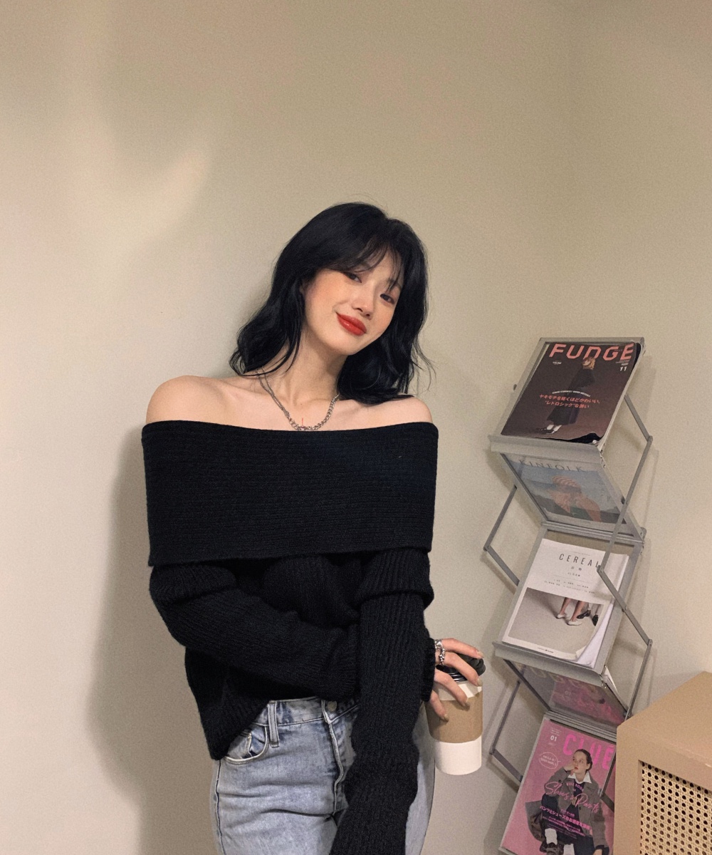 Flat shoulder autumn and winter tops black sweater