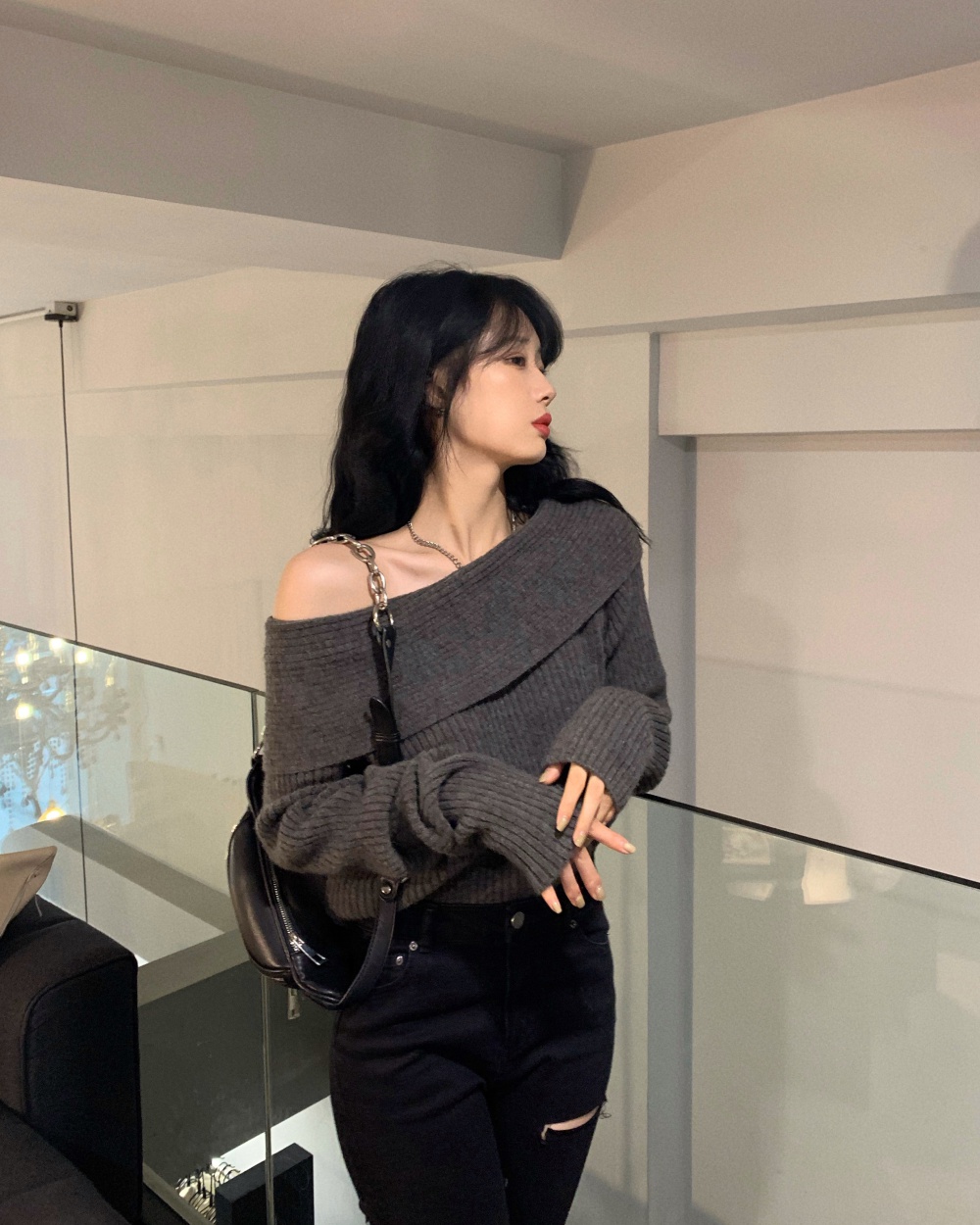 Flat shoulder autumn and winter tops black sweater