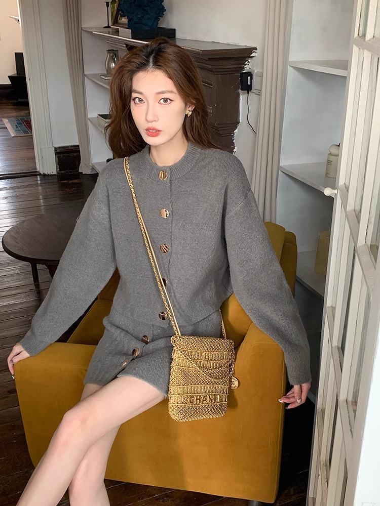 Slim gray gold buckle skirt knitted loose A-line cardigan