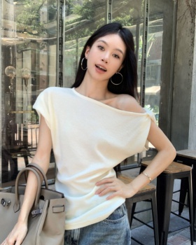 Sloping shoulder embroidery slim T-shirt for women