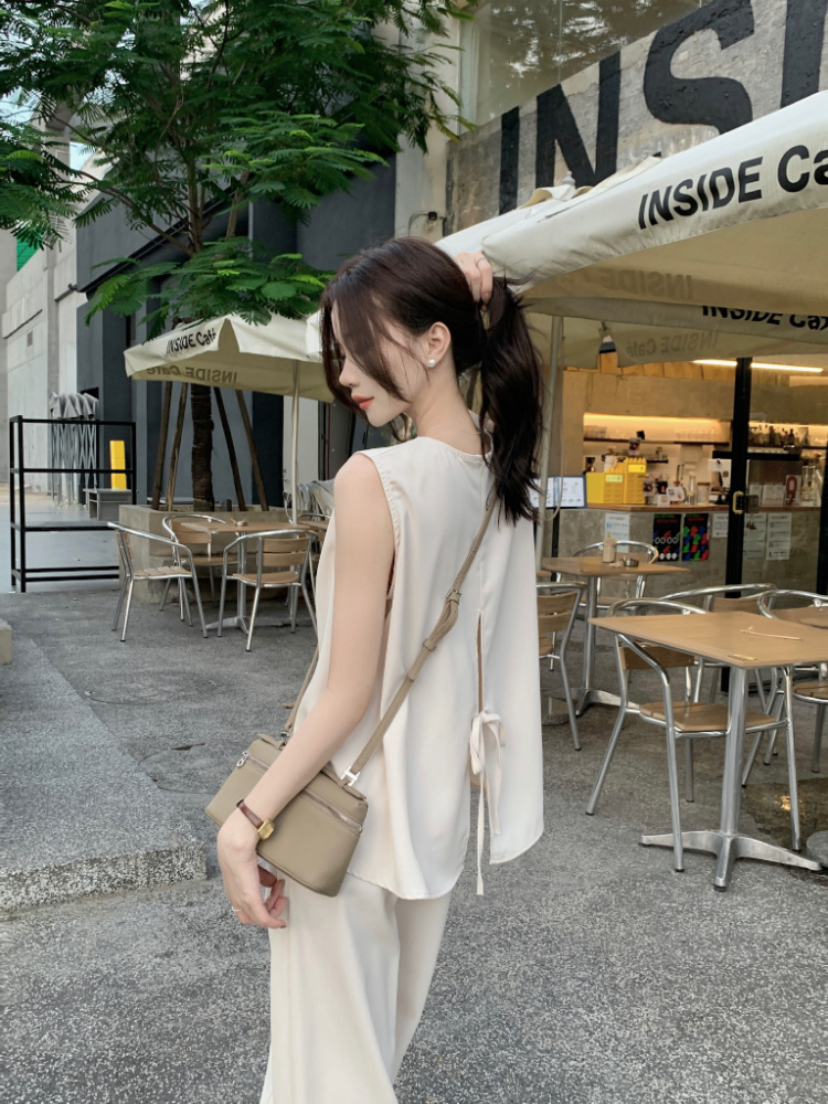 Show young Korean style minimalist vest for women