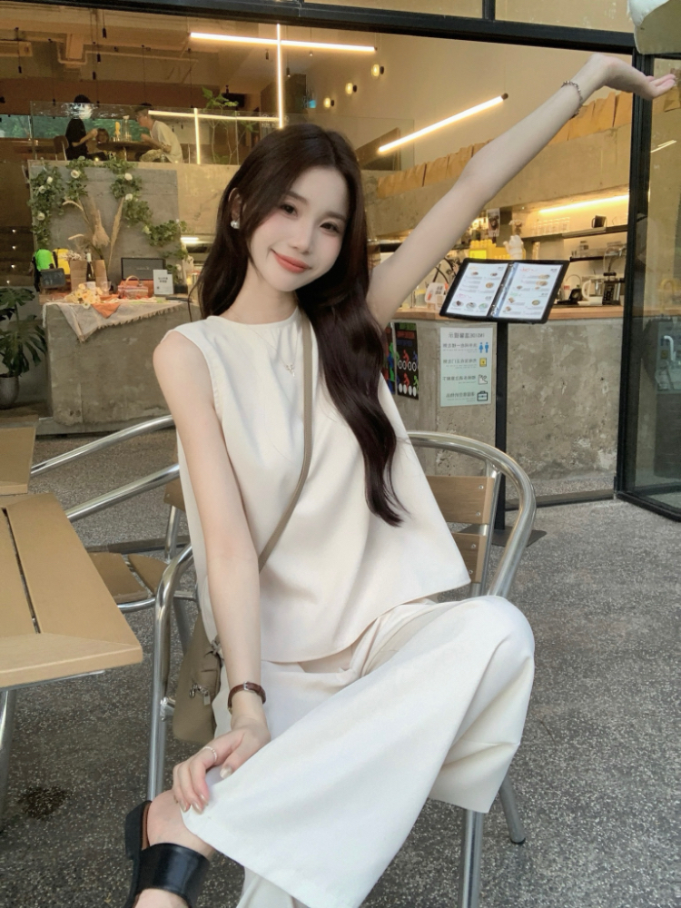 Show young Korean style minimalist vest for women