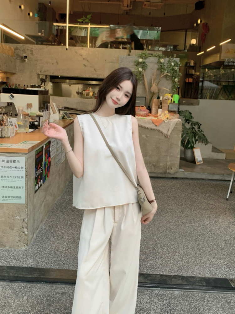 Show young Korean style minimalist vest for women