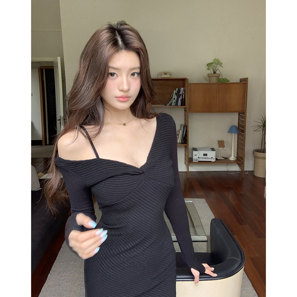 Black package hip pinched waist sexy V-neck dress