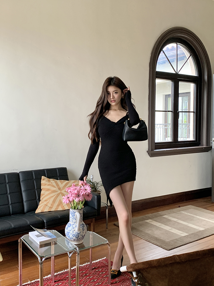 Black package hip pinched waist sexy V-neck dress