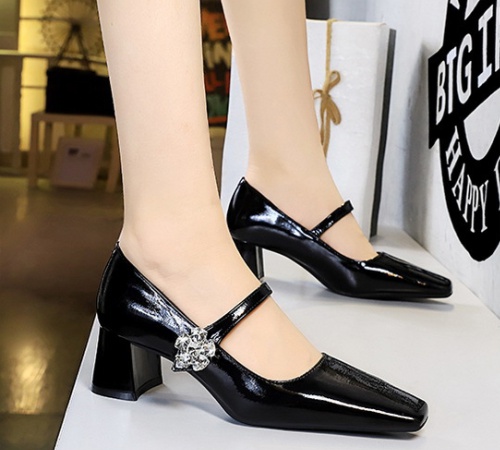 Middle-heel retro low European style shoes for women