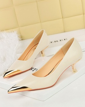 Fine-root retro banquet pointed European style shoes