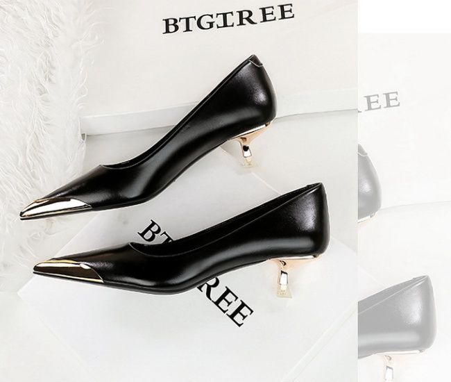 Fine-root retro banquet pointed European style shoes