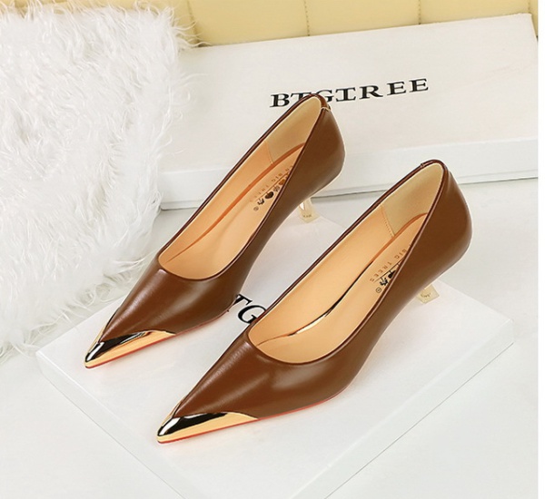 Fine-root retro banquet pointed European style shoes