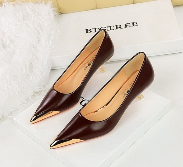 Fine-root retro banquet pointed European style shoes