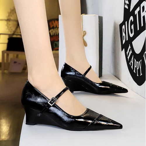 Splice pointed European style low high-heeled shoes