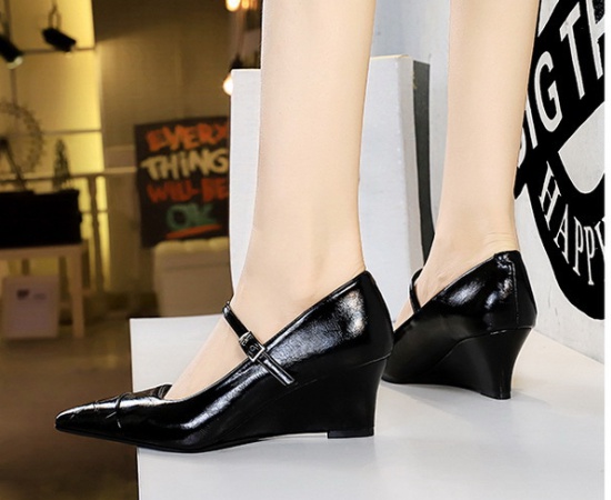 Splice pointed European style low high-heeled shoes