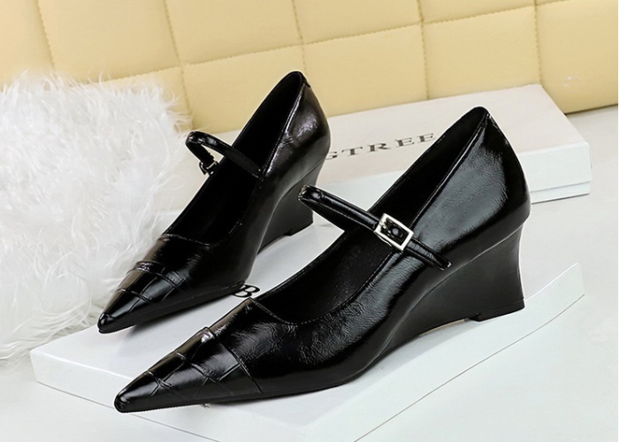 Splice pointed European style low high-heeled shoes