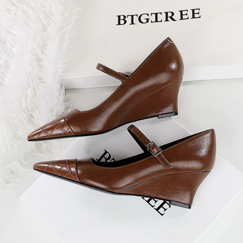 Splice pointed European style low high-heeled shoes