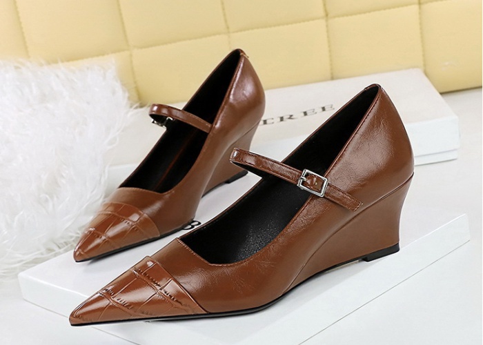 Splice pointed European style low high-heeled shoes