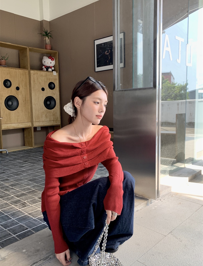 Red knitted bottoming shirt flat shoulder sweater