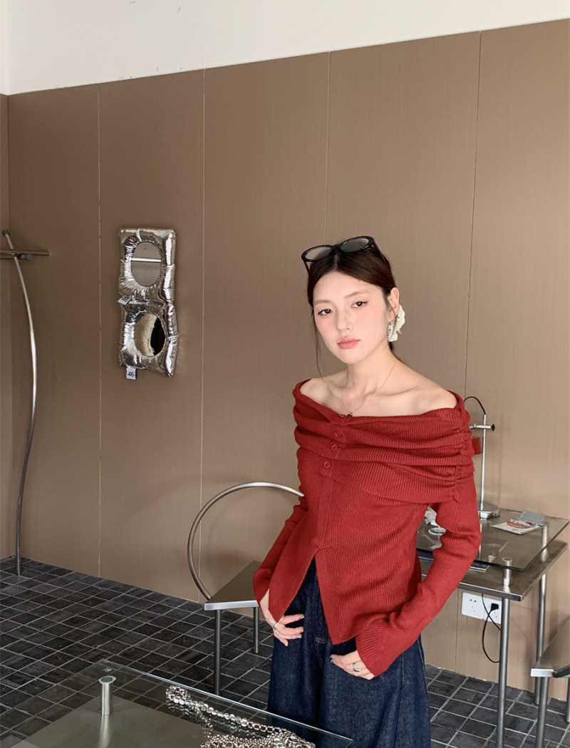 Red knitted bottoming shirt flat shoulder sweater